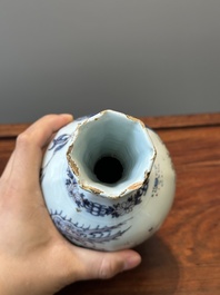 Vase de forme bouteille en fa&iuml;ence de Delft en bleu, blanc et mangan&egrave;se &agrave; d&eacute;cor chinois, fin du 17&egrave;me