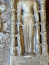 Un fragment en marbre blanc de Parvati et un fragment en marbre blanc de Tirthankara, Inde, 12/13&egrave;me