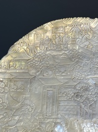 Cinq coquillages en nacre sculpt&eacute;s sur socles en bois, Chine, Canton, 19&egrave;me