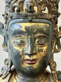Grande sculpture en bronze laqu&eacute; et dor&eacute; repr&eacute;sentant un Bodhisattva, Chine, Ming