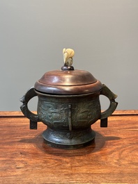 Insolite br&ucirc;le-parfum archa&iuml;que de type 'gui' en bronze au couvercle en bois, Chine, Song