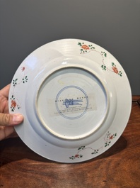Drie Chinese famille verte borden en een theepot, Kangxi