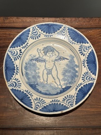 Joli plat en majolique en bleu et blanc &agrave; d&eacute;cor d'un ch&eacute;rubin ail&eacute;, Pays-Bas, probablement Harlingen, 2&egrave;me moiti&eacute; du 17&egrave;me