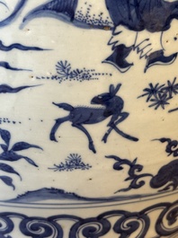 Een Chinese blauw-witte pot met 'Ba Xian Zhu Shou 八仙祝壽', Wanli merk en mogelijk periode