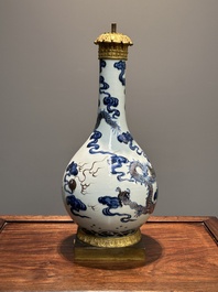 Een Chinese blauw-witte en koperrode 'draken' vaas met verguld bronzen montuur, 18e eeuw
