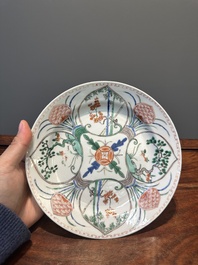 Drie Chinese famille verte borden en een theepot, Kangxi