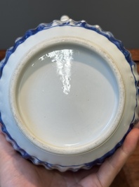 Een Chinese blauw-witte kendi met floraal decor, Kangxi