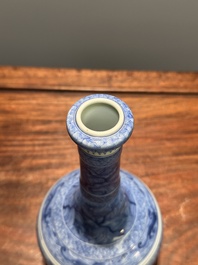 Vase de forme bouteille &agrave; t&ecirc;te d'ail en porcelaine de Chine en bleu et blanc &agrave; d&eacute;cor d'animaux mythiques, marque et &eacute;poque de Kangxi