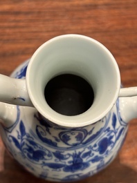 Verseuse couverte en porcelaine de Chine en bleu et blanc &agrave; d&eacute;cor d'un p&ecirc;cheur et un b&ucirc;cheron, p&eacute;riode Transition