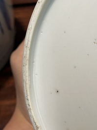 Paire de pots couverts en forme de tambour en porcelaine de Chine en bleu et blanc, marque de Jiajing, Kangxi