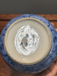 Vase de forme bouteille &agrave; t&ecirc;te d'ail en porcelaine de Chine en bleu et blanc &agrave; d&eacute;cor d'animaux mythiques, marque et &eacute;poque de Kangxi