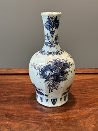 Vase de forme bouteille en fa&iuml;ence de Delft en bleu, blanc et mangan&egrave;se &agrave; d&eacute;cor chinois, fin du 17&egrave;me