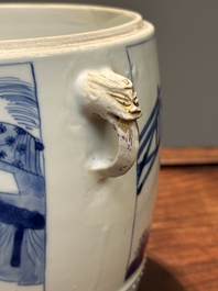Paire de pots couverts en forme de tambour en porcelaine de Chine en bleu et blanc, marque de Jiajing, Kangxi