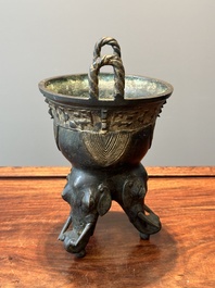 Een Chinees archa&iuml;stisch bronzen ritueel voedselvat in westerse Zhou-stijl, 'yan', Ming