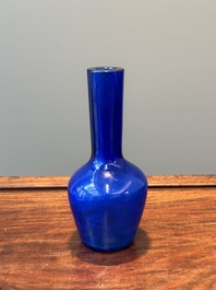 Vase de forme bouteille en verre bleu de P&eacute;kin, marque et peut-&ecirc;tre &eacute;poque de Qianlong