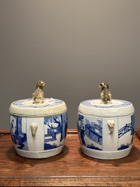 Paire de pots couverts en forme de tambour en porcelaine de Chine en bleu et blanc, marque de Jiajing, Kangxi