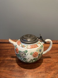 Drie Chinese famille verte borden en een theepot, Kangxi