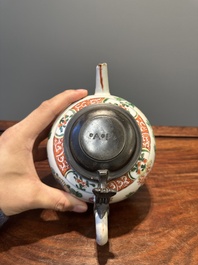 Drie Chinese famille verte borden en een theepot, Kangxi