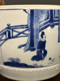 Paire de pots couverts en forme de tambour en porcelaine de Chine en bleu et blanc, marque de Jiajing, Kangxi