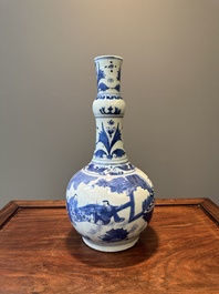 Een Chinese blauw-witte flesvormige vaas met geleerden, Transitie periode
