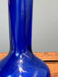 Vase de forme bouteille en verre bleu de P&eacute;kin, marque et peut-&ecirc;tre &eacute;poque de Qianlong