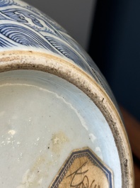 Vase de type 'tianqiu ping' en porcelaine de Chine en bleu, blanc et rouge de cuivre &agrave; d&eacute;cor de dragons, 18&egrave;me