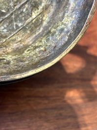 Insolite br&ucirc;le-parfum archa&iuml;que de type 'gui' en bronze au couvercle en bois, Chine, Song