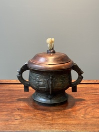 Insolite br&ucirc;le-parfum archa&iuml;que de type 'gui' en bronze au couvercle en bois, Chine, Song