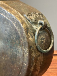 Vase archa&iuml;que de type 'bianhu' en bronze, Chine, Han
