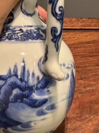 Verseuse en porcelaine de Chine en bleu et blanc &agrave; d&eacute;cor de figures dans un paysage, &eacute;poque Transition