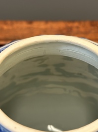 Verseuse &agrave; vin couverte en porcelaine de Chine en bleu et blanc &agrave; d&eacute;cor figuratif, Wanli