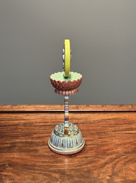 Rare instrument rituel en porcelaine de Chine famille rose, marque et &eacute;poque de Qianlong
