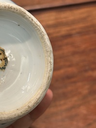 Verseuse couverte en porcelaine de Chine en bleu et blanc &agrave; d&eacute;cor d'un p&ecirc;cheur et un b&ucirc;cheron, p&eacute;riode Transition