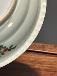 Drie Chinese famille verte borden en een theepot, Kangxi