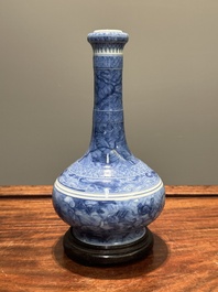 Vase de forme bouteille &agrave; t&ecirc;te d'ail en porcelaine de Chine en bleu et blanc &agrave; d&eacute;cor d'animaux mythiques, marque et &eacute;poque de Kangxi