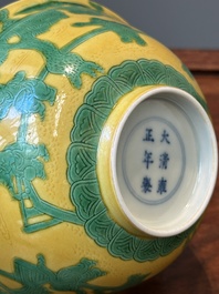 Een Chinese 'jongens' kom met gele ondergrond, Yongzheng merk en mogelijk periode