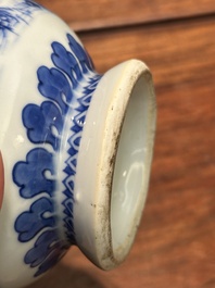 Verseuse couverte en porcelaine de Chine en bleu et blanc &agrave; d&eacute;cor d'un p&ecirc;cheur et un b&ucirc;cheron, p&eacute;riode Transition