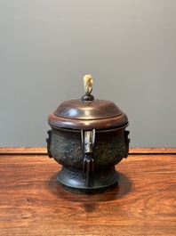 Insolite br&ucirc;le-parfum archa&iuml;que de type 'gui' en bronze au couvercle en bois, Chine, Song