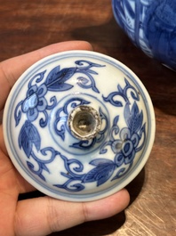 Verseuse &agrave; vin couverte en porcelaine de Chine en bleu et blanc &agrave; d&eacute;cor figuratif, Wanli