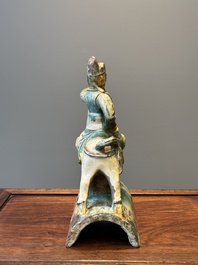 Een Chinese sancai daktegel in de vorm van een krijger te paard, Ming