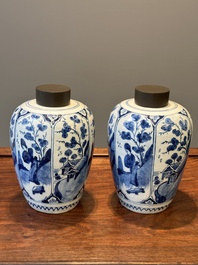 Een paar blauw-witte Delftse chinoiserie vazen met houten deksels, 18e eeuw