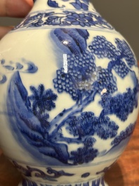 Verseuse en porcelaine de Chine en bleu et blanc &agrave; d&eacute;cor de figures dans un paysage, &eacute;poque Transition