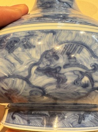 Vase de forme bouteille &agrave; t&ecirc;te d'ail en porcelaine de Chine en bleu et blanc &agrave; d&eacute;cor d'animaux mythiques, marque et &eacute;poque de Kangxi