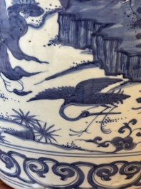 Een Chinese blauw-witte pot met 'Ba Xian Zhu Shou 八仙祝壽', Wanli merk en mogelijk periode