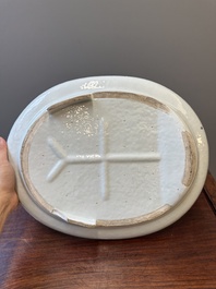 Plat de forme ovale en porcelaine de Chine famille rose de Canton &agrave; d&eacute;cor narratif, 19&egrave;me