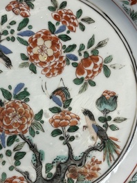 Drie Chinese famille verte borden en een theepot, Kangxi