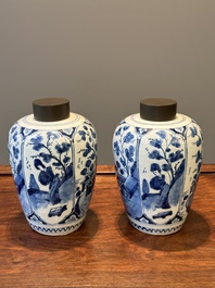 Een paar blauw-witte Delftse chinoiserie vazen met houten deksels, 18e eeuw