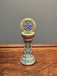 Rare instrument rituel en porcelaine de Chine famille rose, marque et &eacute;poque de Qianlong