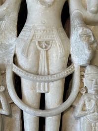 Un fragment en marbre blanc de Parvati et un fragment en marbre blanc de Tirthankara, Inde, 12/13&egrave;me