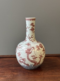 Vase de type 'tianqiu ping' en porcelaine de Chine en bleu, blanc et rouge de cuivre &agrave; d&eacute;cor de dragons, 18&egrave;me